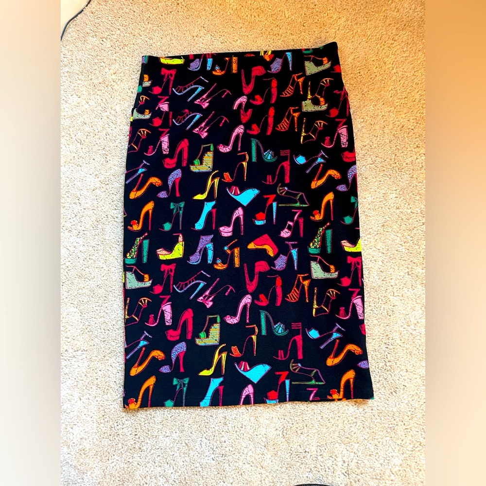 Very cute pencil skirt.. never wore. Excellent condition
